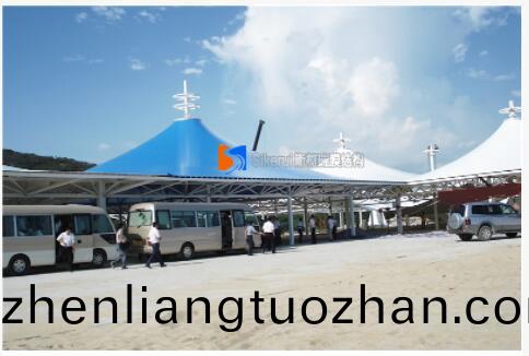 選擇膜結(jie)構遮陽(yang)雨棚應用于加油站(zhan)中具有哪些重大意義