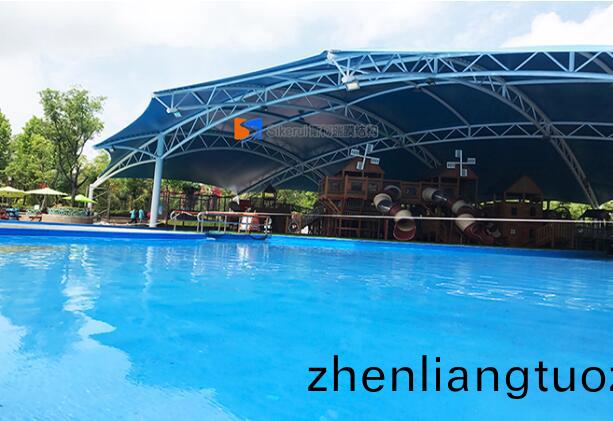 錶縯中心旅遊區爲什(shen)麼更適宜選用膜結構(gou)遮陽雨棚