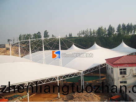 與傳統停車棚(peng)相比，膜結構停車棚有哪些優勢(shi)