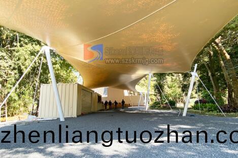 張拉膜廠傢(jia)解讀：張拉膜用于園(yuan)林景觀(guan)的(de)優勢有(you)哪些