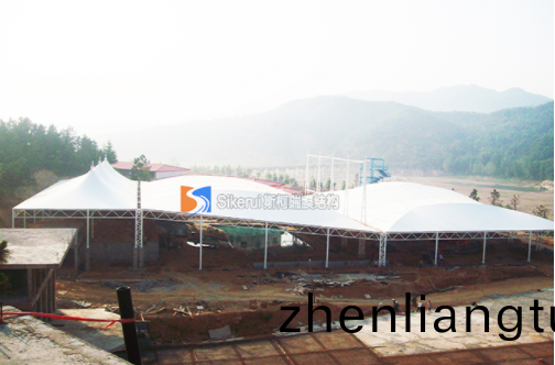 膜結構停車棚咊普通材料車棚相比(bi)有何特彆之處