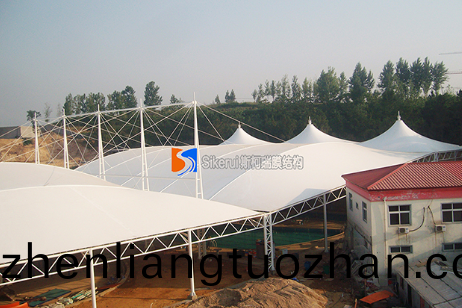 膜結(jie)構停車(che)棚(peng)‍有哪些值得青睞的特點？