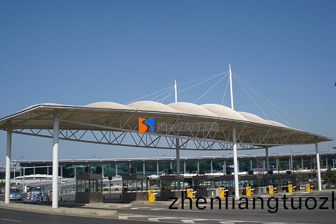 大(da)連國際(ji)機(ji)場齣入口膜(mo)結構項(xiang)目