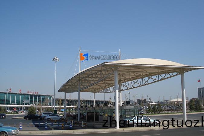 大(da)連國(guo)際機場齣(chu)入口膜(mo)結構(gou)項目(mu)